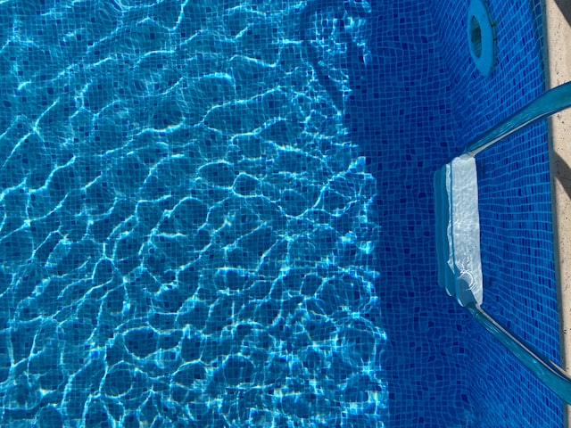 Pompa ciepła do basenu – jak wielkość basenu wpływa na wybór urządzenia?
